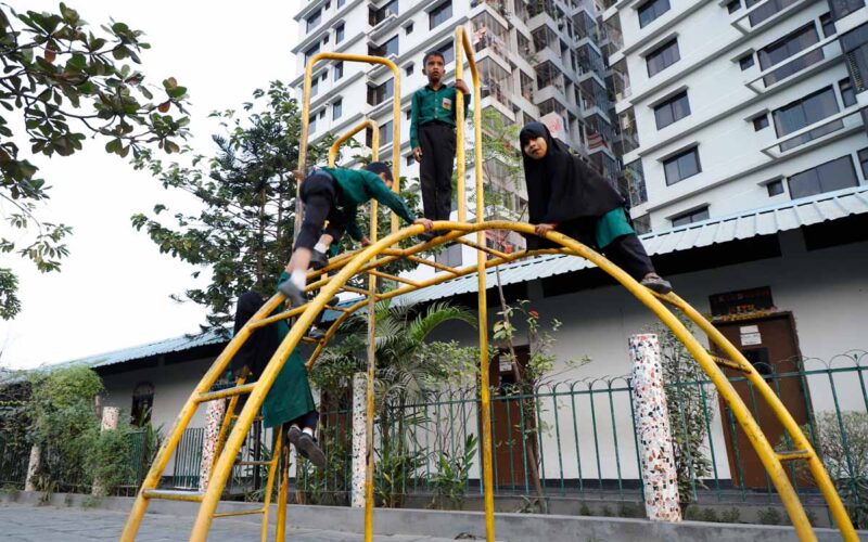 Bonoful School Uttara Childrens are climbing