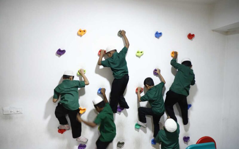 Bonoful School Maghbazar Students Are Climbing